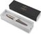 Parker Jotter-balpen | grijze lak met gouden details | medium punt | Blauwe inkt | geschenkverpakking