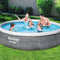 Bestway Fast Set - Opblaasbaar zwembad 396x84 cm - Inclusief filterpomp - Grijze rattanprint