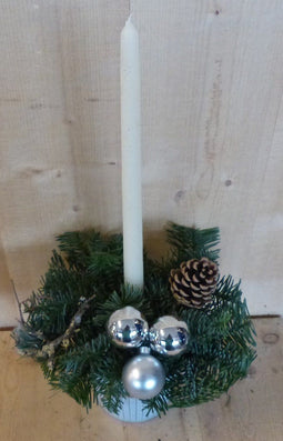 Kerststukje 'Rjazan' in hoge pot dia. 20 cm met hoge kaars wit-zilver