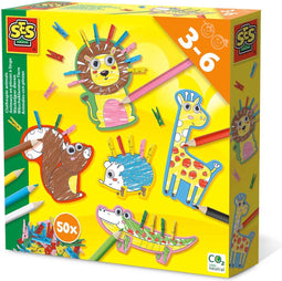 SES - Wasknijper dieren - dierenfiguren kleurplaten - met 8 kleurpotloden, 50 gekleurde mini knijpers en wiebeloog stickers