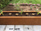 Plantenbak Artesa Cortenstaal 1500x300x800mm (LxBxH) - Materiaaldikte 2mm. Voorzien van verstevigingskokers aan de binnenkant. Voorzien van bodem met afwateringsgaten. Pootjes 15 mm hoog. Omplooi bovenrand 50mm.