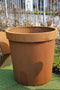 Plantenbak Vora Cortenstaal 800x800 (DiaxH) - Materiaaldikte 2mm. Voorzien van verstevigingskokers aan de binnenkant. Brede bovenrand. Voorzien van bodem met afwateringsgaten. Pootjes 15 mm hoog. Omplooi bovenrand 50mm.