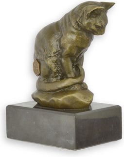 BRONZEN BEELD VAN EEN KAT DIE NAAR BENEDEN KIJKT OP EEN MARMEREN BASIS