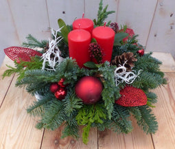 Kerststukje 'Perm' Rood met drie kaarsen dia. 30 cm