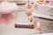 Finishing Touch Flawless Contour Rozenkwarts Gezichtsmassageroller - 2 opzetstukken - inclusief batterij