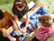 AXI Nick Zand & Water Picknicktafel in Bruin/Wit voor kinderen - Met in hoogte verstelbare Parasol in Blauw/Wit - Multifunctionele Picknick tafel van FSC hout - Picknick tafel voor kinderen van hout