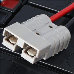 Replica accu precies passend voor de APC-RBC12 accu voorgemonteerd met kabel en stekker