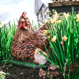 Tuinfiguur broedende kip met kuikens | bruin | 19 cm