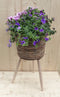 Rieten plantenbak bruin op poten met zomerbloeiers paars/blauw h65 cm