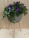 Rieten plantenbak grijs op poten met zomerbloeiers paars/blauw h55 cm