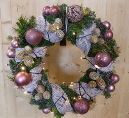 Krans kerstgroen roze circa 40 cm met batterijverlichting
