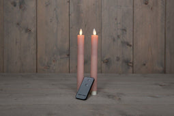 Anna's collection - 2PCS ROZE RUSTIEK WAX DINER KAARS 23CM BEW. VLAM MET AFSTANDS BEDIENING 2XAA