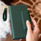 Selencia Hoesje Geschikt voor Samsung Galaxy S20 Ultra Hoesje Met Pasjeshouder - Selencia Surya 2-in-1 Uitneembare Vegan Lederen Bookcase - Groen