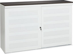 Schuifdeurkast met geperforeerde deuren breed 166CM diep 40CM hoogte 100CM bladkleur Kersen framekleur Aluminium (RAL9006)