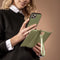 Selencia Hoesje Geschikt voor iPhone 12 Pro / 12 Hoesje Met Pasjeshouder - Selencia Tierra Uitneembare Slang Clutch - Groen