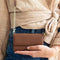 Selencia Hoesje Geschikt voor iPhone SE (2022) / SE (2020) / 8 / 7 / 6s / 6 Hoesje Met Pasjeshouder - Selencia Eny Uitneembare Vegan Lederen Clutch - Bruin