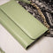 Selencia Hoesje Geschikt voor iPhone SE (2022) / SE (2020) / 8 / 7 / 6s / 6 Hoesje Met Pasjeshouder - Selencia Tierra Uitneembare Slang Clutch - Groen