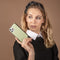 Selencia Hoesje Geschikt voor iPhone SE (2022) / SE (2020) / 8 / 7 / 6s / 6 Hoesje Met Pasjeshouder - Selencia Tierra Uitneembare Slang Clutch - Groen