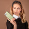 Selencia Hoesje Geschikt voor Samsung Galaxy S21 Plus Hoesje Met Pasjeshouder - Selencia Tierra Uitneembare Slang Clutch - Groen