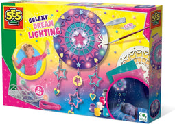 SES - Galaxy - Dromen lamp - dromenvanger met licht - inclusief LED lampjes in 4 kleuren - zelf te schilderen en versieren - knutselen meisjes 12 jaar creatief