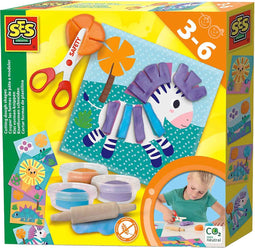 SES - Klei vormen knippen - 3 kleuren klei (3x40g) - met veilige kinderschaar en herbruikbare klei kaarten - glutenvrij