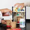 SES - Petits Pretenders - Koffie speelset - houten Montessori koffie apparaat - inclusief bekers, roerstaafjes en 3 supermarkt producten