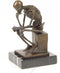 EEN BRONZEN BEELD VAN DE SKELET DENKER
