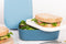Amuse Lunchbox 3-in-1 - Brooddoos - met Rekker en Sauspotje - Microgolfoven Veilig - Vaatwasser en Diepvries Bestendig - Blauw