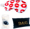 SMUG Slaapmasker met Zwarte Oordopjes en Opbergzakje - 100% Verduisterend - Verstelbaar Oogmasker in Satijn - Kiss Print