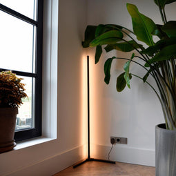 Calex Slimme LED Vloerlamp - Wifi Hoeklamp - Dimbaar RGB en Wit Licht - Zwart