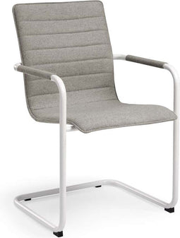 Stijlvolle Design vergaderstoel voorzien van wolvilt stoffering Wit frame Lichtgrijs stof