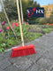 Synx Tools Bezem Nylon Straatbezem - 30 cm - Rode kap - Kunststof vezel - Buitenbezem - Schoonmaakartikelen - met steel 150 cm