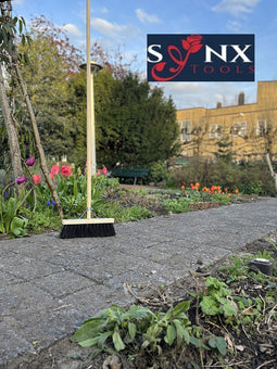 Synx Tools bezem Stadsbezem Straatbezem 30CM - Colombo Bezem - Natuurvezel haren - Straatbezem haren - Bezems Buiten - Schrobborstels - Buitenbezem - schoonmaakartikelen - Incl. Steel 150cm