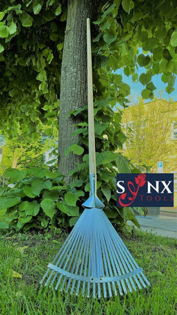 Synx Tools Gazonhark Bladhark Verstelbaar gazonveger - 22 tanden In breedte Verstelbaar - Verzinkt - Harken / hark met Houten steel 150 cm