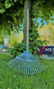 Synx Tools Gazonhark Bladhark Verstelbaar gazonveger - 22 tanden In breedte Verstelbaar - Verzinkt - Harken / hark met Houten steel 150 cm