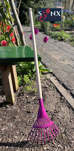 Synx Tools Kinder bladhark Gazonhark Hark - Buitenspeelgoed / Speelgoed - Inclusief steel 75cm - Tuinierspeelgoed - Zandbakspeelgoed - Kinderenartikelen - Tuinartikelen - Inclusief steel 75cm.