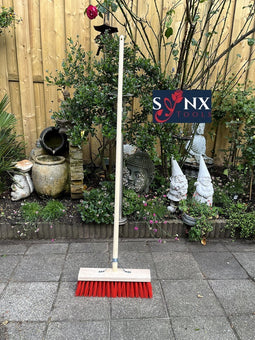 Synx Tools Straatbezem - Nylon 40cm - Veger - Stadsbezem - Bezem - Buitenbezem - Tuinartikelen - Bezem met steel 160 cm