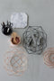 TAK Design Thanwa Mand M - Wandbevestiging - Metaaldraad - 20,5 x 11,5 x 15 cm - Koperkleurig