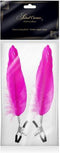 Tepelklemment met grote roze veer