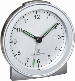 TFA Dostmann 60.1517.54 - Wekker - Analoog - Radiogestuurde tijdsaanduiding - Stil uurwerk - Alarm - Snooze - Kunststof - Fluorescerende wijzers - Schermverlichting - Zilverkleurig