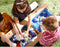 AXI Nick Zand & Water Picknicktafel in Bruin/Wit voor kinderen - Met in hoogte verstelbare Parasol in Blauw/Wit - Multifunctionele Picknick tafel van FSC hout - Picknick tafel voor kinderen van hout