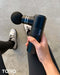 Torq mini - Professioneel Aluminium Sport Massage Gun + Travel Case - Ultra stil - Klein, licht maar krachtig - Lichaamsmassage - Spierstimulator - Nek massage - Chronische pijn - Premium kwaliteit - Verschillende verwisselbare massagekoppen