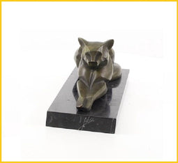 MODERNE BRONZEN BEELD VAN EEN LIGGENDE KAT