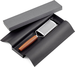 Triangle Duurzame RVS Kaasrasp met Pruimenhouten Handvat - Elegant & Efficiënt