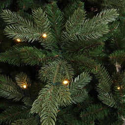 Triumph Tree halve kunstkerstboom met led emerald maat in cm: 245 x 132 groen met 216 warmwitte led lampjes - GROEN