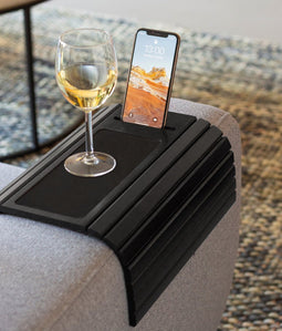 Tuko Armleuning Dienblad - Zwart - Duurzaam bamboe - Flexibel - Anti slip - Telefoonhouder - Beschermende coating - Organizer - Bank - Zetel - Sofa - Banktafel