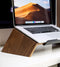 Oakywood Laptop Stand - Massief Walnoot - Echt Houten Laptop MacBook Standaard 15/16