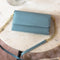Selencia Hoesje Geschikt voor Samsung Galaxy S21 Hoesje Met Pasjeshouder - Selencia Eny Uitneembare Vegan Lederen Clutch - Blauw