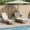 vidaXL - Ligbedden - 2 - stuks - met - Kussens - en - Tafel - Beige - Poly - Riet