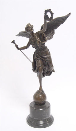 EEN BRONZEN BEELD VAN DE GEVLEUGELDE OVERWINNING